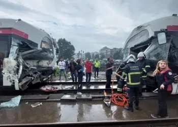 İki tramvay kafa kafaya çarpıştı, yaralılar var