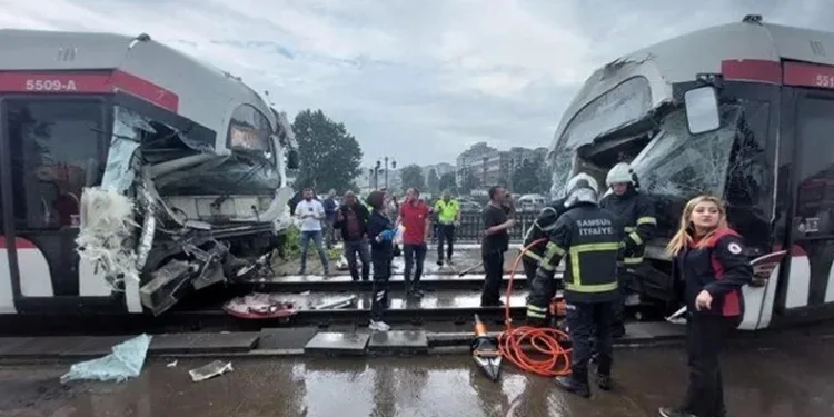 İki tramvay kafa kafaya çarpıştı, yaralılar var