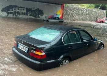 Başkentte araçlar sular altında kaldı