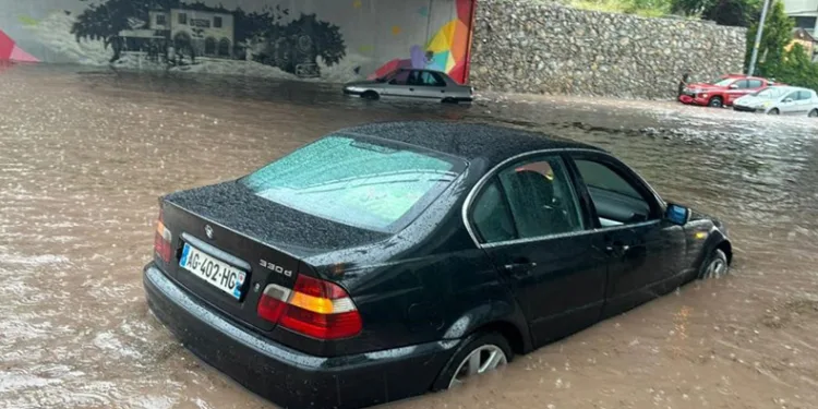 Başkentte araçlar sular altında kaldı