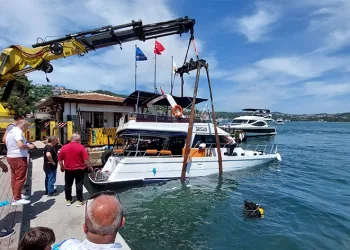 Su alan yat, Bebek iskelesine yanaştı