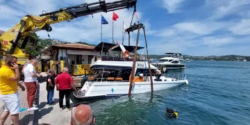 Su alan yat, Bebek iskelesine yanaştı
