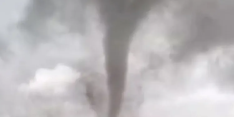 Texas’ı hortum vurdu