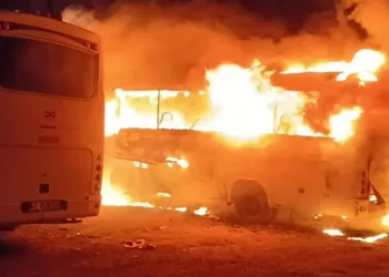 Servis midibüsü alev topuna döndü