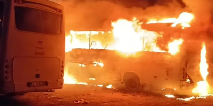 Servis midibüsü alev topuna döndü
