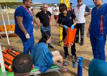 Boğulma tehlikesi geçiren turistler kurtarıldı