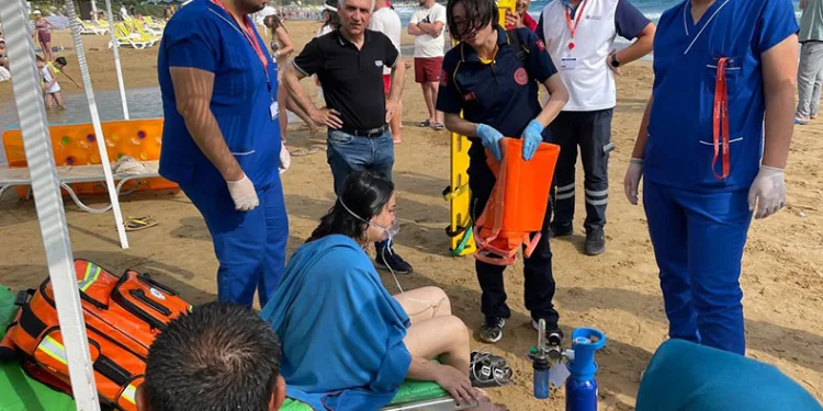 Boğulma tehlikesi geçiren turistler kurtarıldı