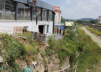 Onlarca çocuğun kullandığı yol tehlike saçıyor