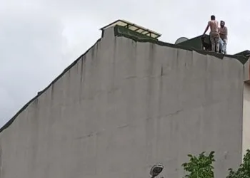 Atlamaya çalışan adamı döverek indirdi
