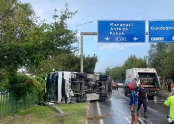 Otobüs devrildi, otel çalışanları yaralandı