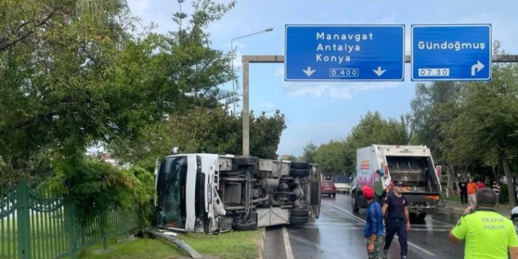 Otobüs devrildi, otel çalışanları yaralandı