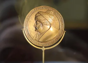 Fatih Sultan Mehmet madalyonu sergileniyor