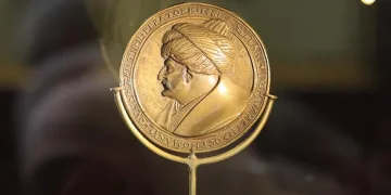 Fatih Sultan Mehmet madalyonu sergileniyor