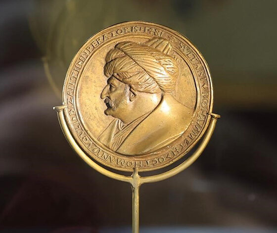 Fatih Sultan Mehmet madalyonu sergileniyor