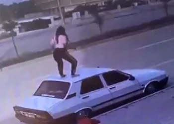 Otomobilin tavanına çıkıp dans etti