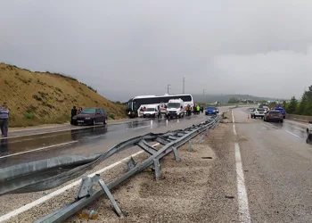 Yoldan çıkan otobüs toprak yığınına çarptı
