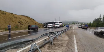 Yoldan çıkan otobüs toprak yığınına çarptı