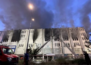 Başakşehir’de iş hanında yangın