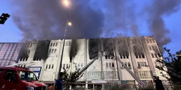 Başakşehir’de iş hanında yangın