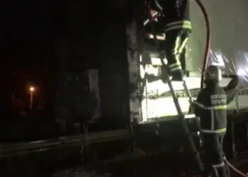 TEM’de alev topuna dönen tır trafiği durdurdu