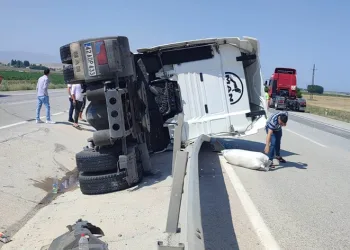 Çekici devrildi: 5 yaralı