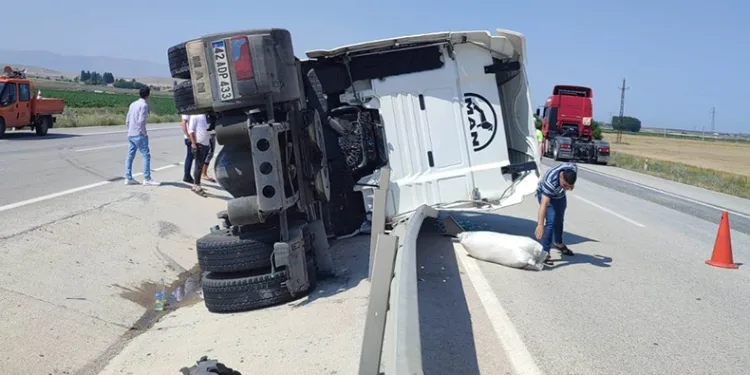 Çekici devrildi: 5 yaralı