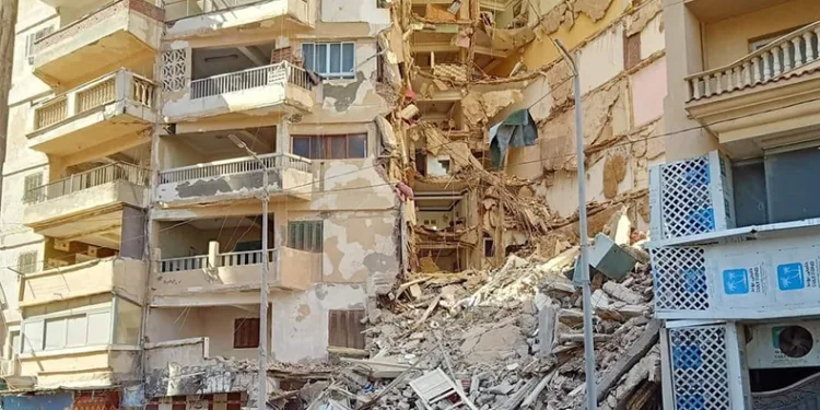 Mısır’da 13 katlı bina çöktü