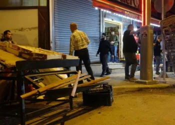Freni boşalan servis midibüsü markete daldı