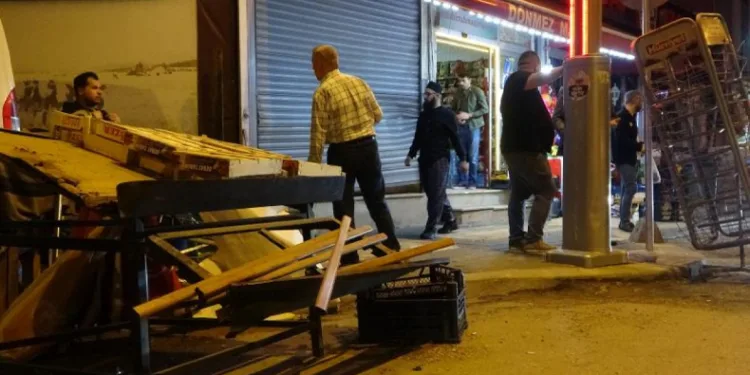 Freni boşalan servis midibüsü markete daldı