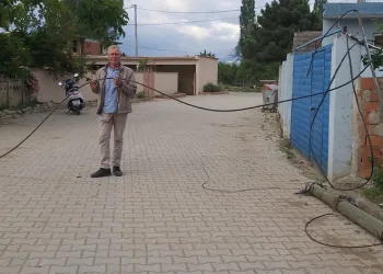 Direğe çarptı mahalleli internetsiz kaldı