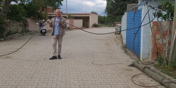 Direğe çarptı mahalleli internetsiz kaldı