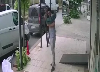 Yolda yürürken boynuna kablo düştü