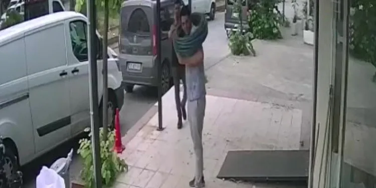 Yolda yürürken boynuna kablo düştü