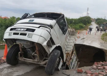 Çöken yol, kamyonu yuttu