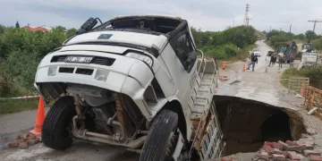 Çöken yol, kamyonu yuttu