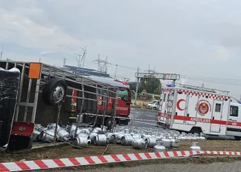 Faciadan dönüldü: Tüp kamyonu ile tır çarpıştı