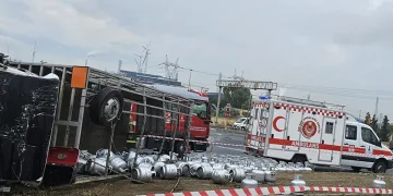 Faciadan dönüldü: Tüp kamyonu ile tır çarpıştı