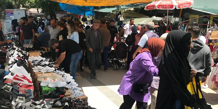 Enkazların gölgesinde bayram telaşı