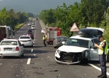 Tali yoldan çıkan otomobile çarptı, takla attı