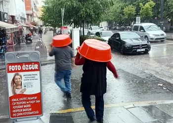 Vatandaştan yağmura leğenli çözüm