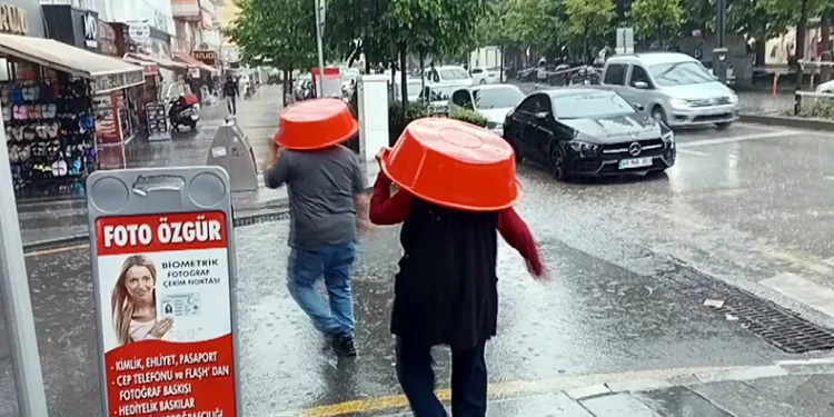 Vatandaştan yağmura leğenli çözüm