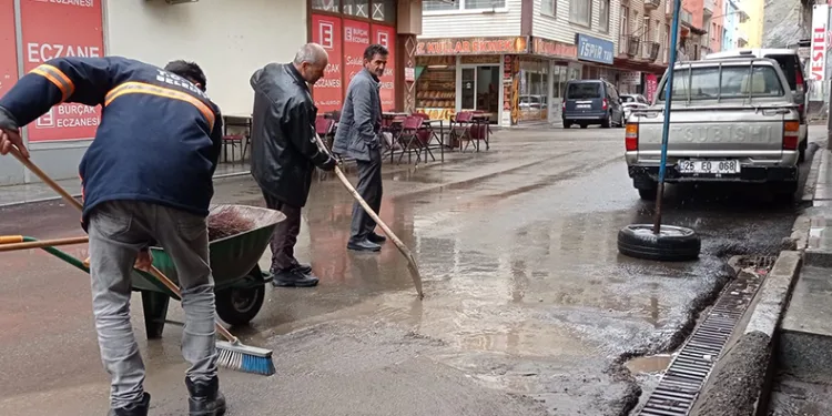 Altyapı çöktü, iş yerlerini su bastı