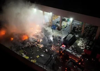 Geri dönüşüm tesisi alevlere teslim oldu