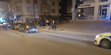 Direksiyon hakimiyetini kaybetti, araca çarptı