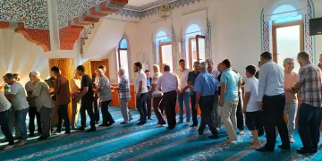 Bayram namazı için camilere akın