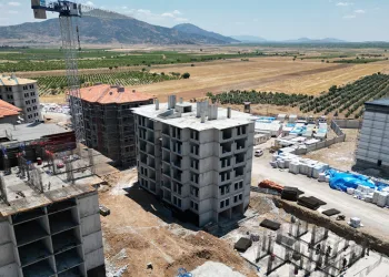 Bir yandan yıkım bir yandan yapım