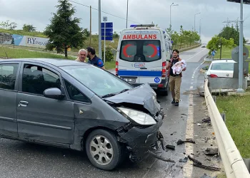 Otomobiller çarpıştı: 1’i bebek 3 yaralı
