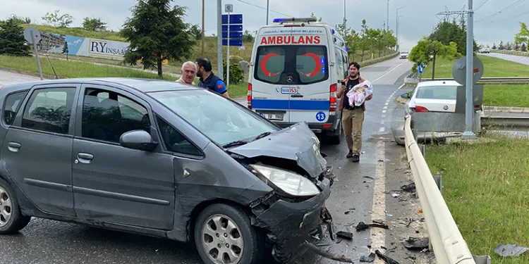 Otomobiller çarpıştı: 1’i bebek 3 yaralı