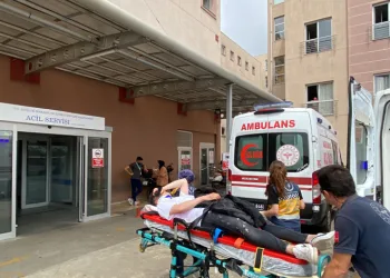 Geri manevra yapan otomobil öğrencilere çarptı