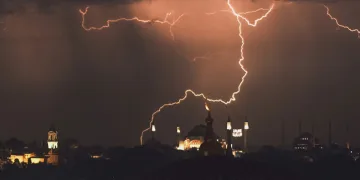 Şimşeklerin oluşturduğu kartpostallık manzaralar